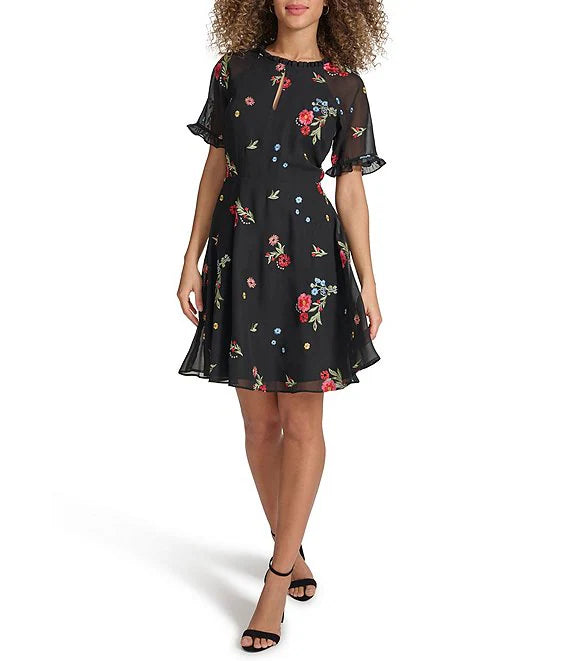 Vestido con Ojal Redondo Bordado Floral Negro Multicolor - Kensie