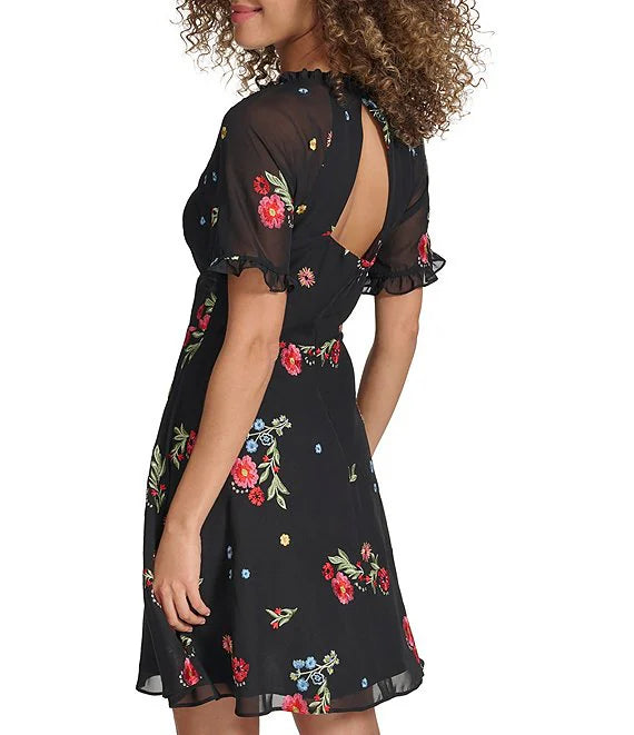 Vestido con Ojal Redondo Bordado Floral Negro Multicolor - Kensie
