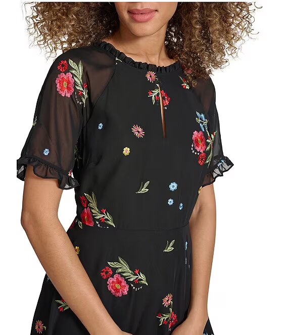 Vestido con Ojal Redondo Bordado Floral Negro Multicolor - Kensie