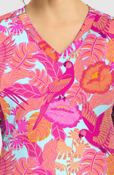 Top de cuello de pico estampado Macaw Mania