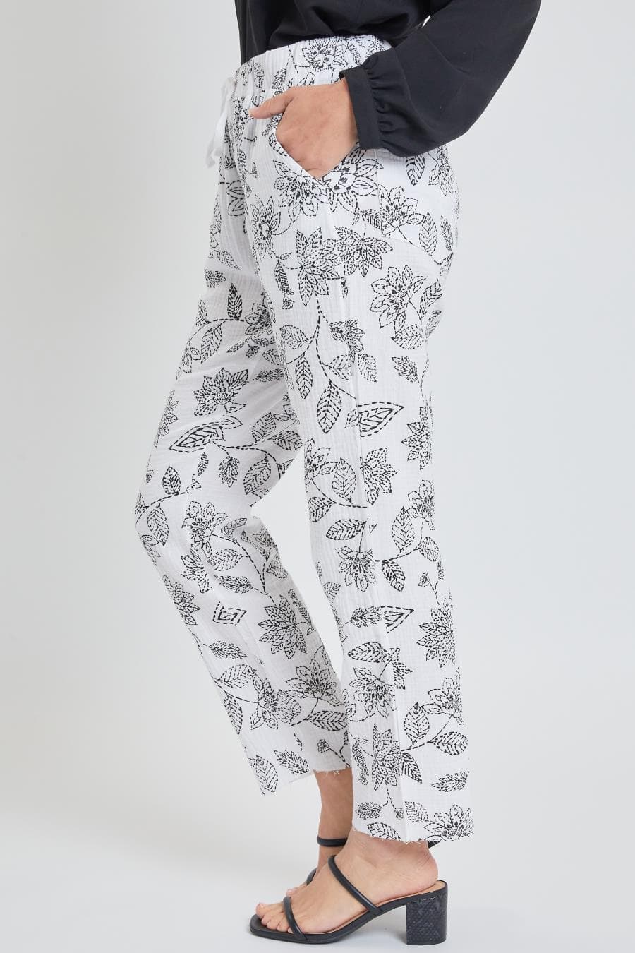 Pantalón Corto Relajado de Gasa Doble para Mujer con Bajo Deshilachado Deal Flowers Blanco/Negro