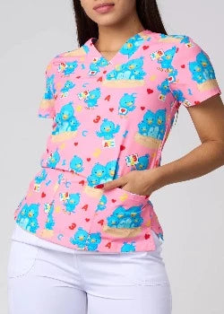 CAMISETAS ROSAS CON ESTAMPADO DE PÁJAROS AZULES