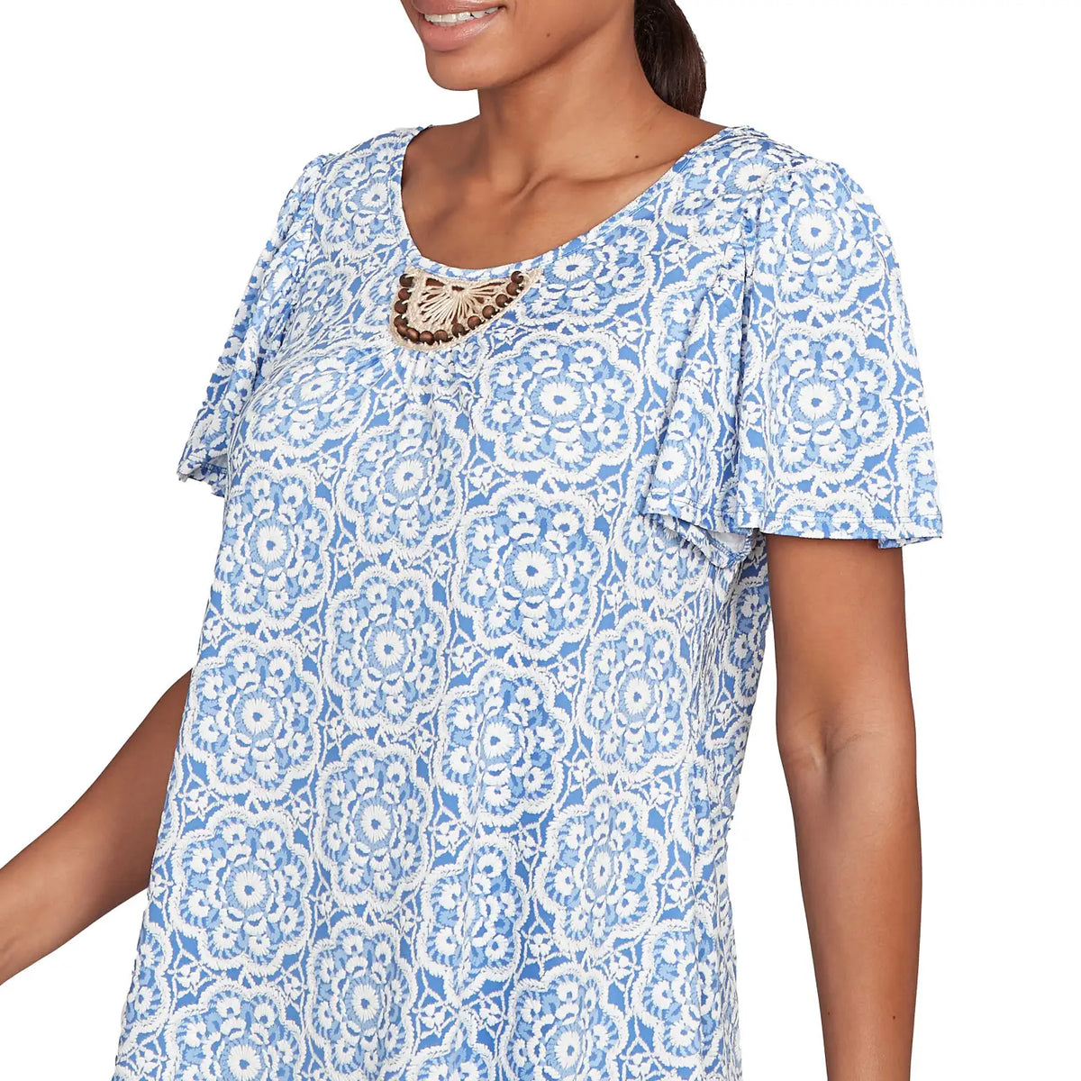 Camiseta con estampado inflado y abalorios de macramé en varios tonos de azul cielo - Ruby Rd
