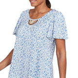 Camiseta con estampado inflado y abalorios de macramé en varios tonos de azul cielo - Ruby Rd