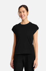 Cuello de la camiseta negro