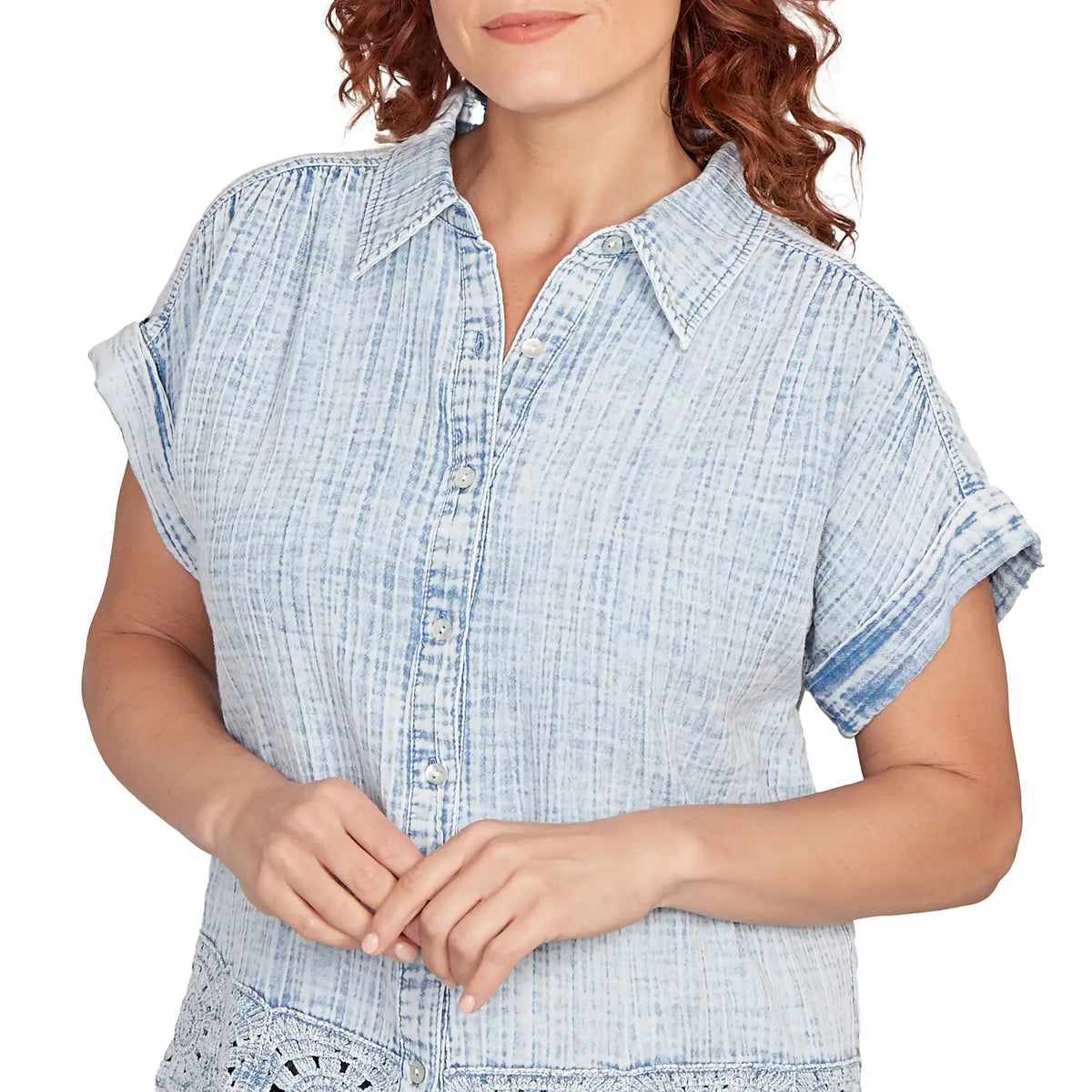 Camiseta de cuello con dobladillo de crochet lavado a la nieve de chambray - Ruby Rd