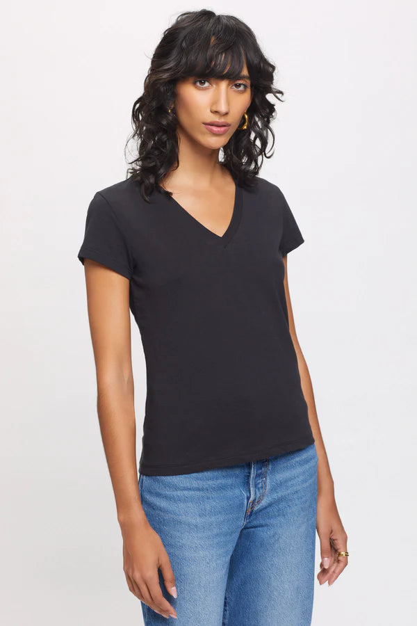 Camiseta de cuello de pico negra