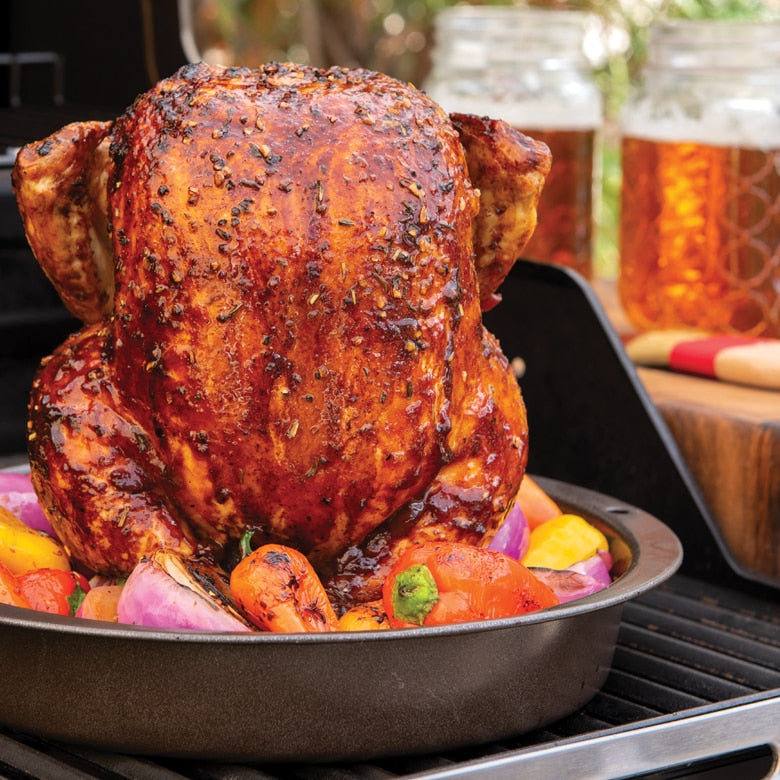 Asador de pollo con lata de cerveza
