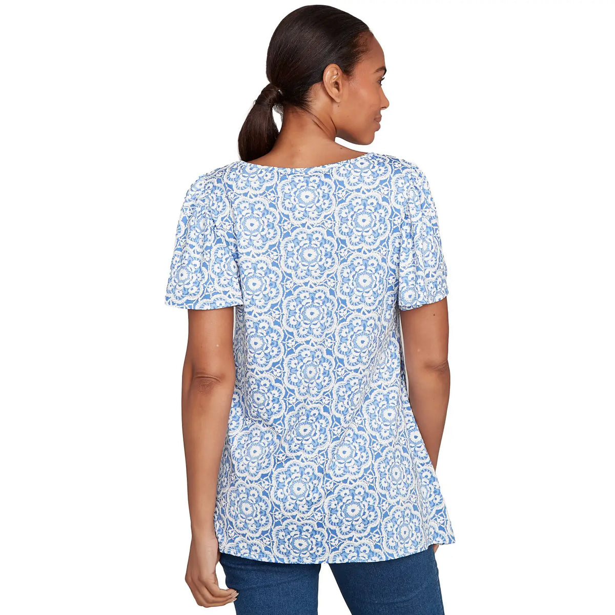 Camiseta con estampado inflado y abalorios de macramé en varios tonos de azul cielo - Ruby Rd