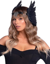 Diadema de plumas con medallón de filigrana negra