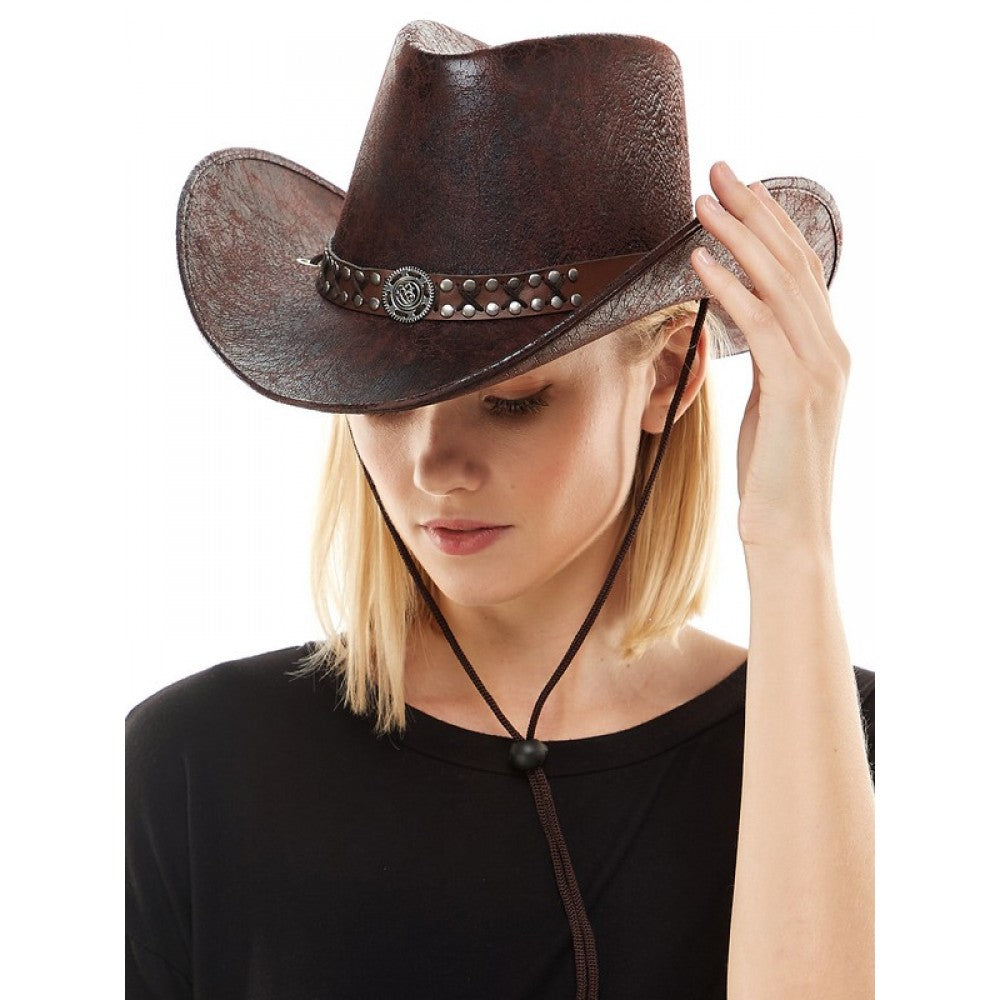 Sombrero de vaquero marrón con tachuelas