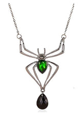 Collar de araña plateado con gemas verdes y negras