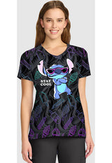 Blusa de uniforme con cuello en V estampado Stitch Too Cool