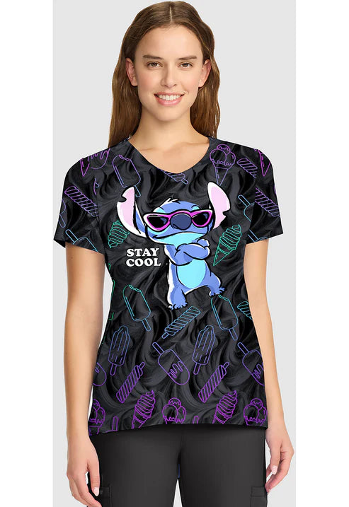 Blusa de uniforme con cuello en V estampado Stitch Too Cool