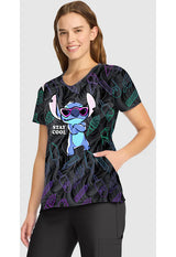 Blusa de uniforme con cuello en V estampado Stitch Too Cool