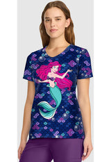 Blusa estampada médica con cuello en V Historia de una sirena