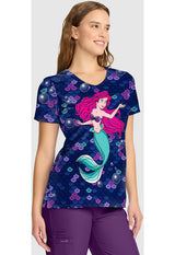 Blusa estampada médica con cuello en V Historia de una sirena