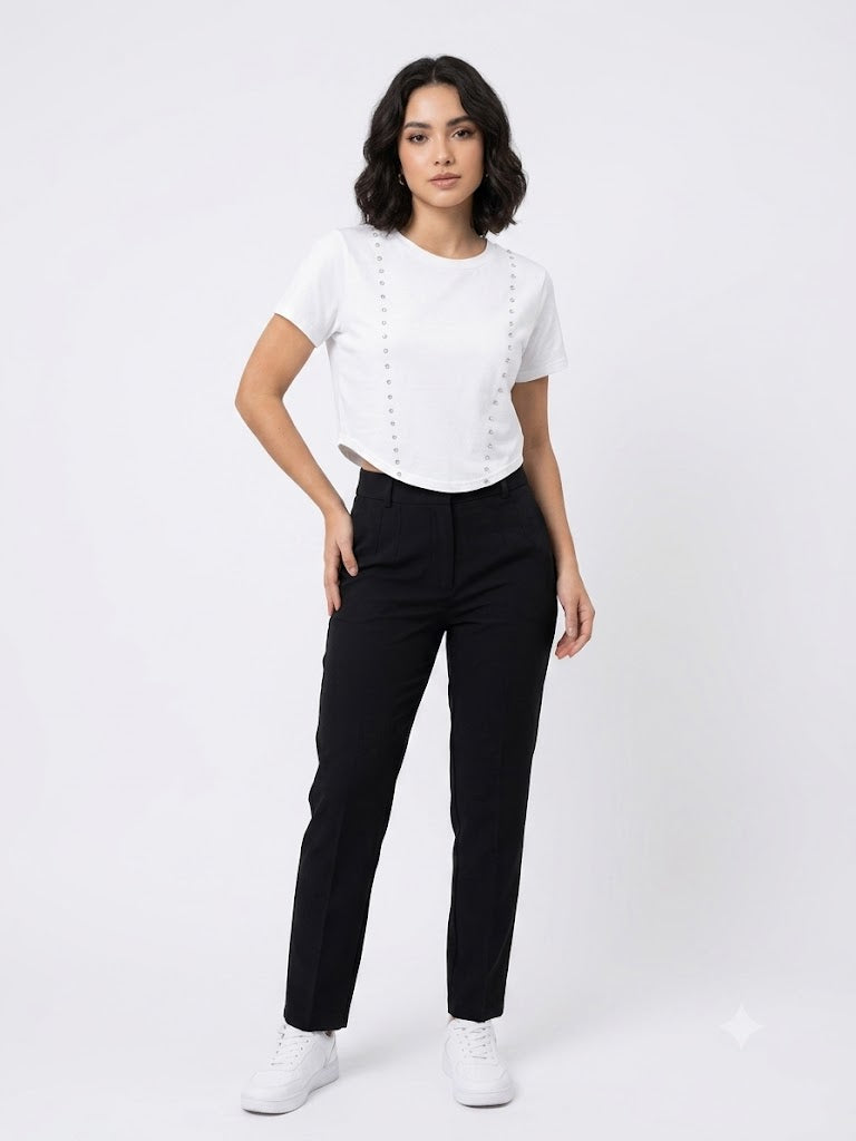 Camiseta corta blanca de cuello redondo con joya delantera y bajo en V de punto de algodón
