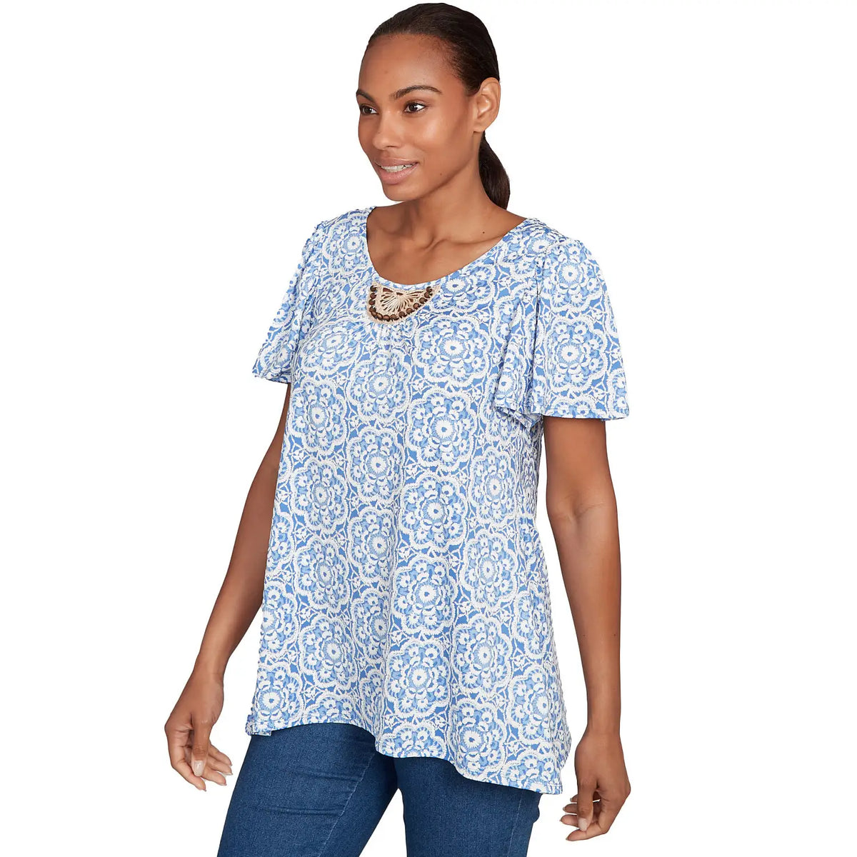 Camiseta con estampado inflado y abalorios de macramé en varios tonos de azul cielo - Ruby Rd