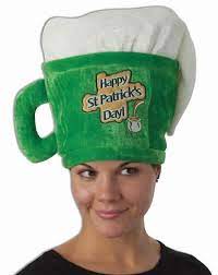 Jarra de cerveza con sombrero de feliz Día de San Patricio