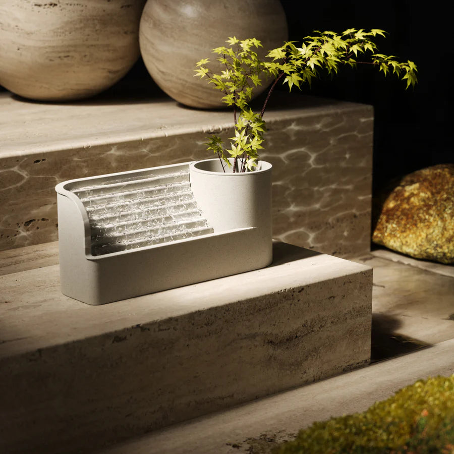 Fuente de Agua de Flujo Gris