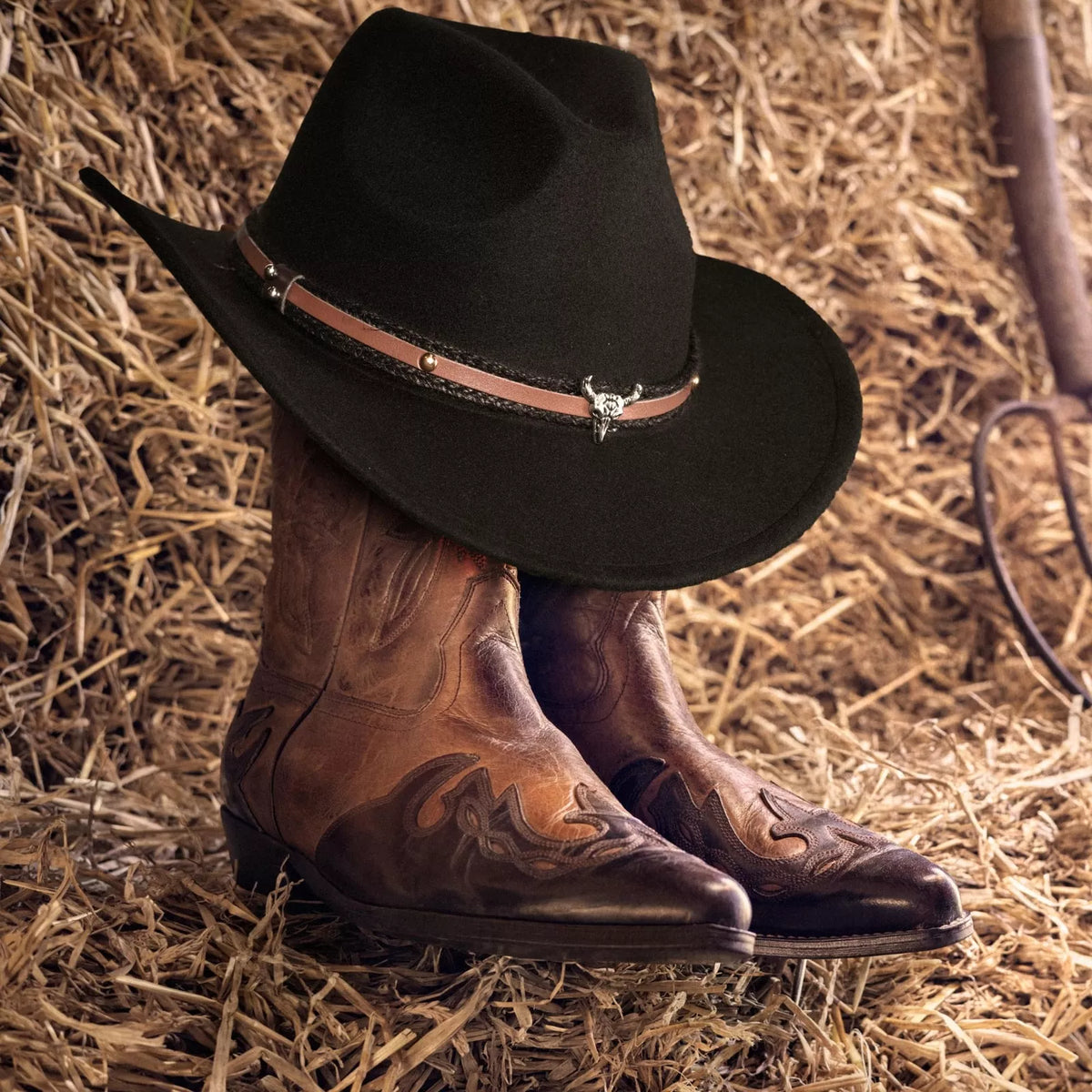 Sombrero de vaquero con banda de cabeza de toro