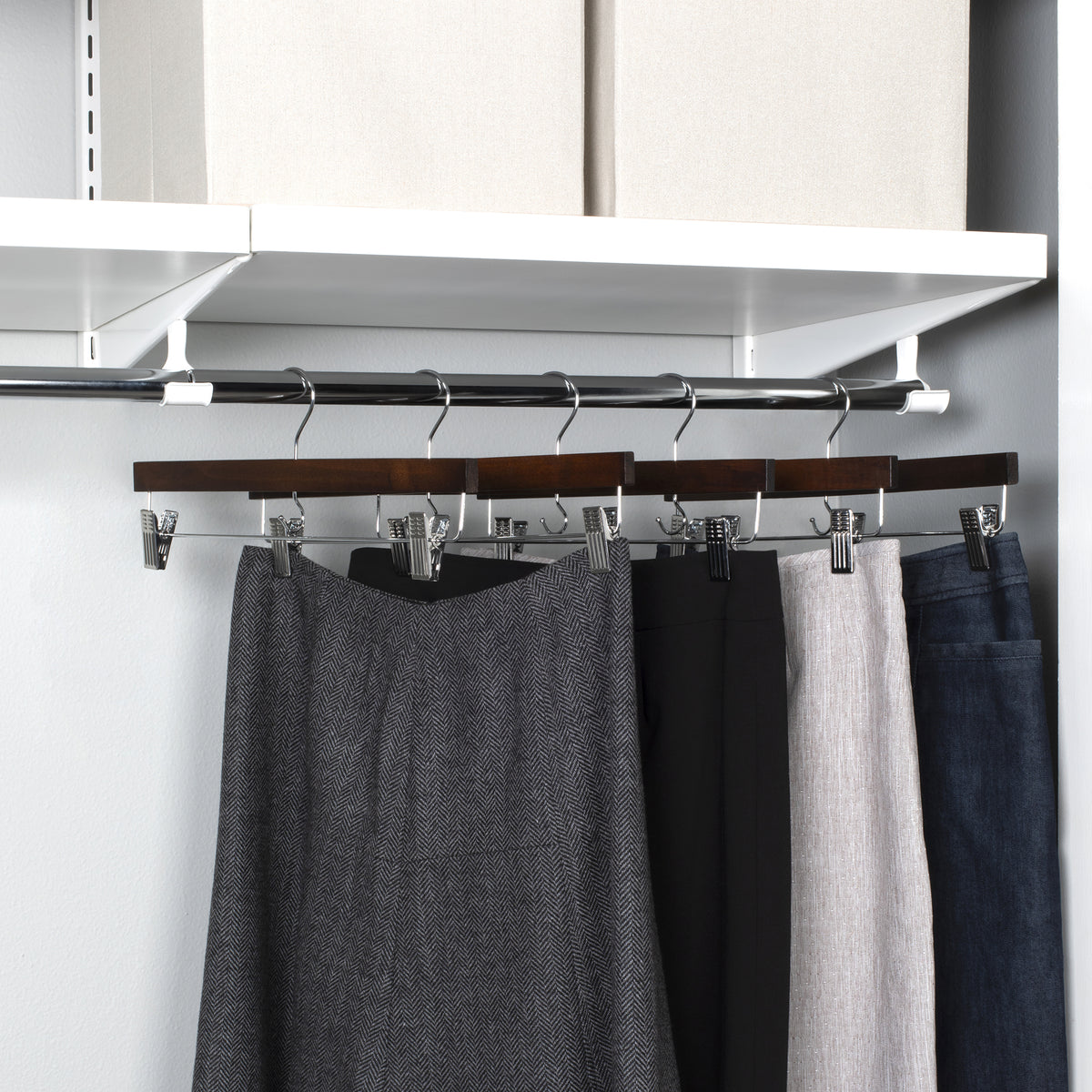 Juego de 5 perchas de madera con pinzas para pantalones y faldas