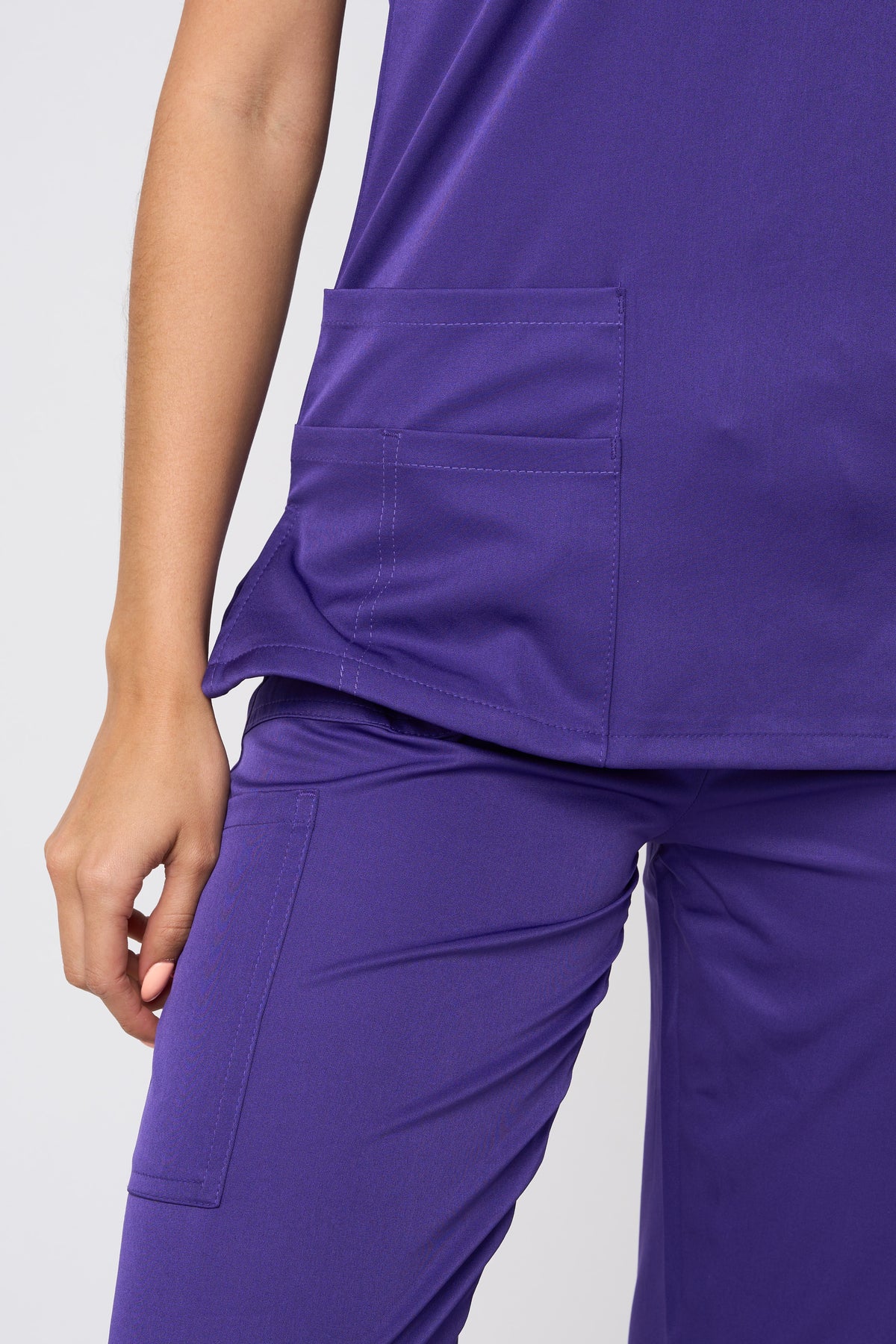 CONJUNTO MÉDICO LISO DE CUELLO OJAL DE TEJIDO ELÁSTICO EN CUATRO DIRECCIONES MORADO