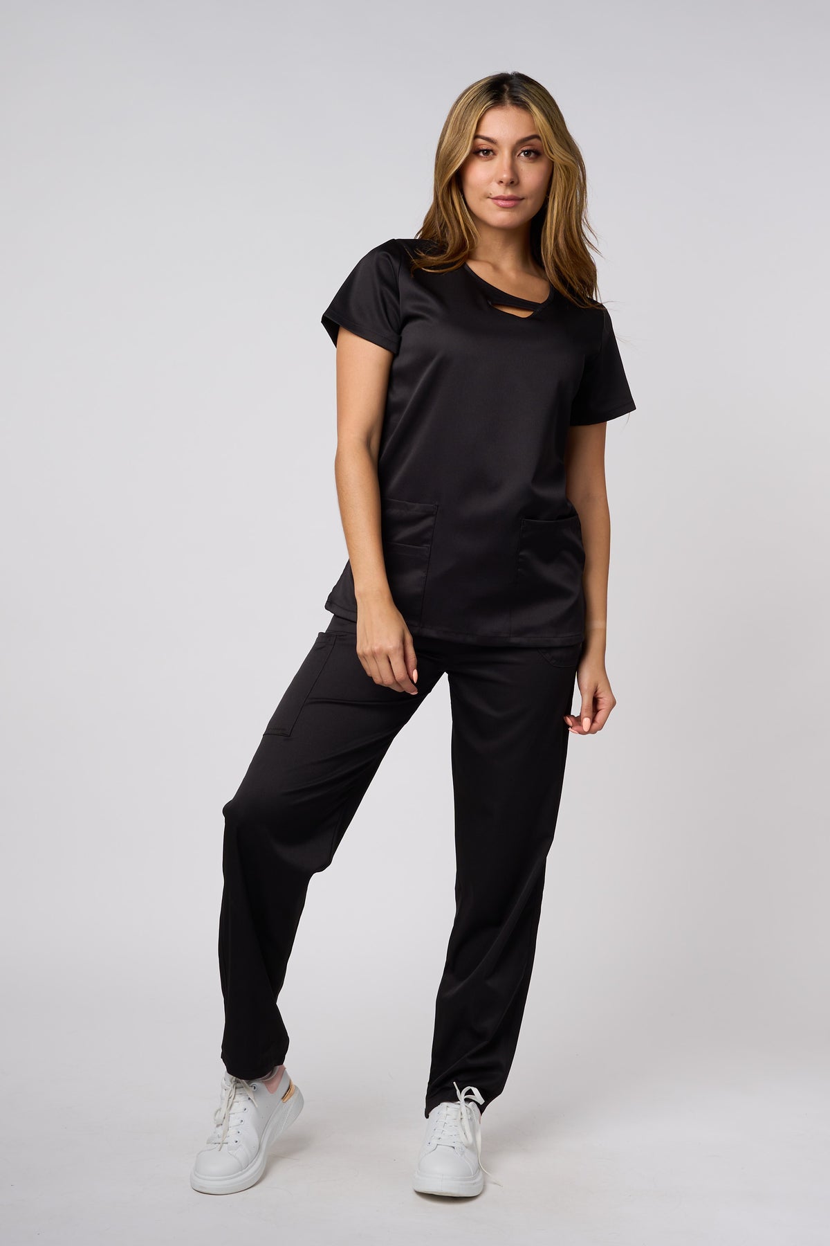 CONJUNTO DE UNIFORME MÉDICO NEGRO CON CUELLO EN FORMA DE CERRADURA Y ELASTICIDAD EN 4 DIRECCIONES