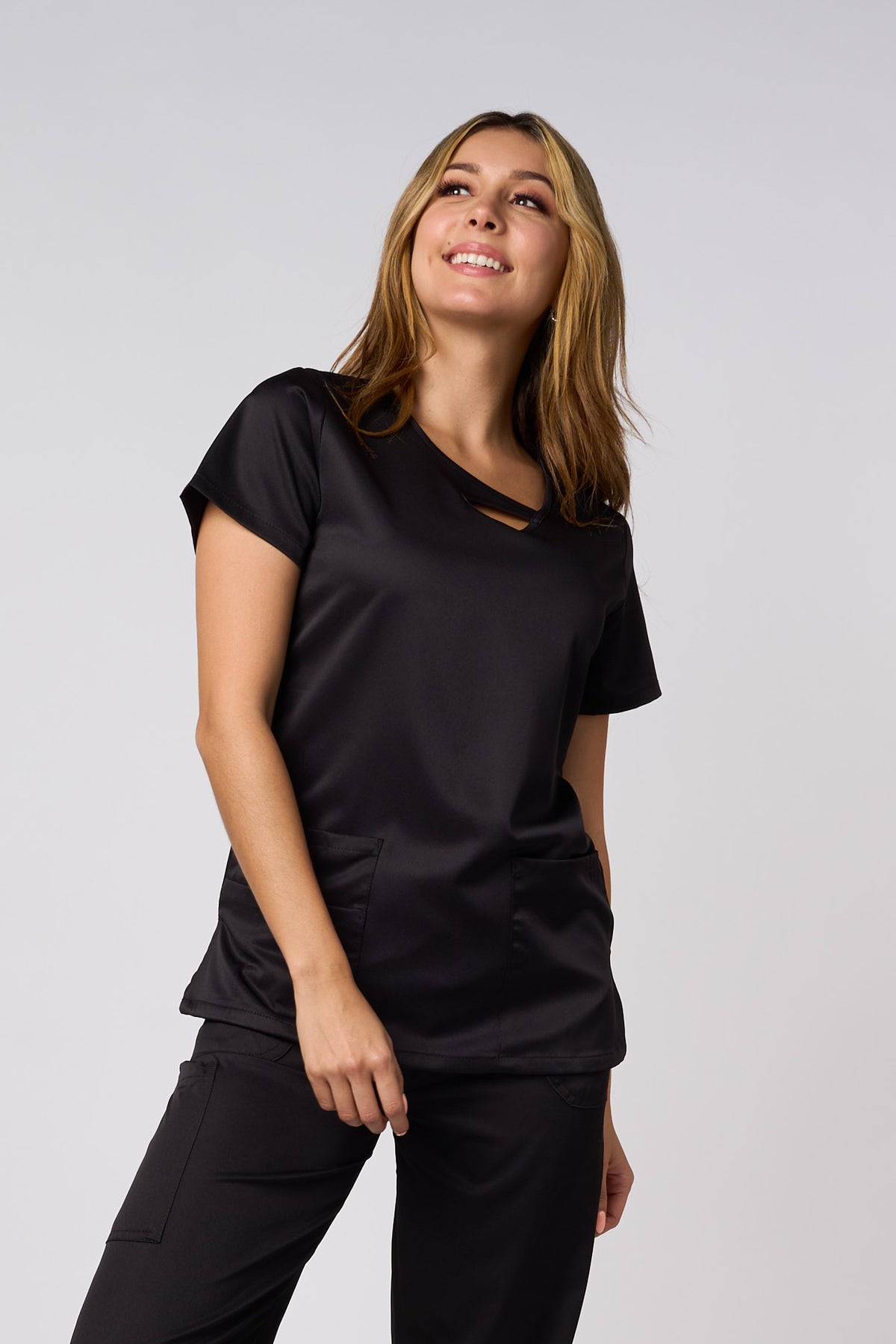 CONJUNTO DE UNIFORME MÉDICO NEGRO CON CUELLO EN FORMA DE CERRADURA Y ELASTICIDAD EN 4 DIRECCIONES