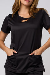 CONJUNTO DE UNIFORME MÉDICO NEGRO CON CUELLO EN FORMA DE CERRADURA Y ELASTICIDAD EN 4 DIRECCIONES