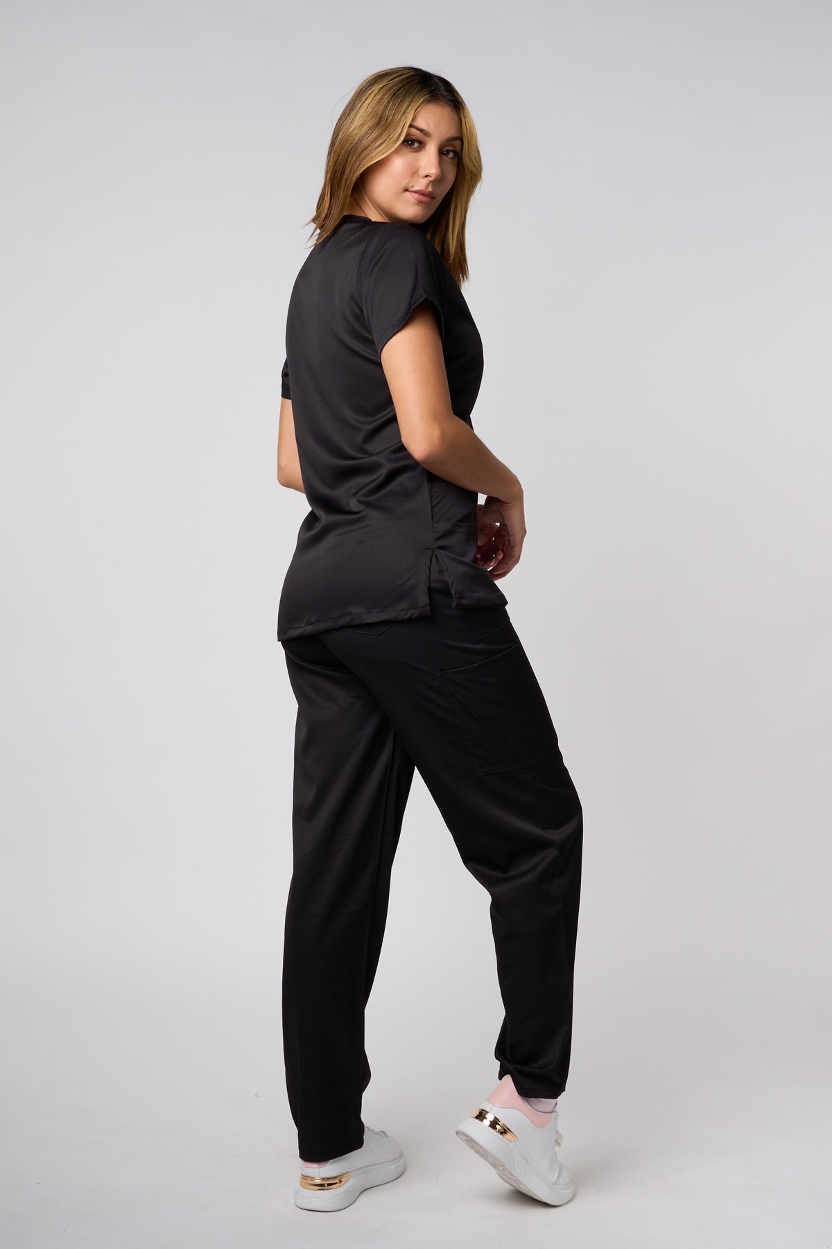 CONJUNTO DE UNIFORME MÉDICO NEGRO CON CUELLO EN FORMA DE CERRADURA Y ELASTICIDAD EN 4 DIRECCIONES