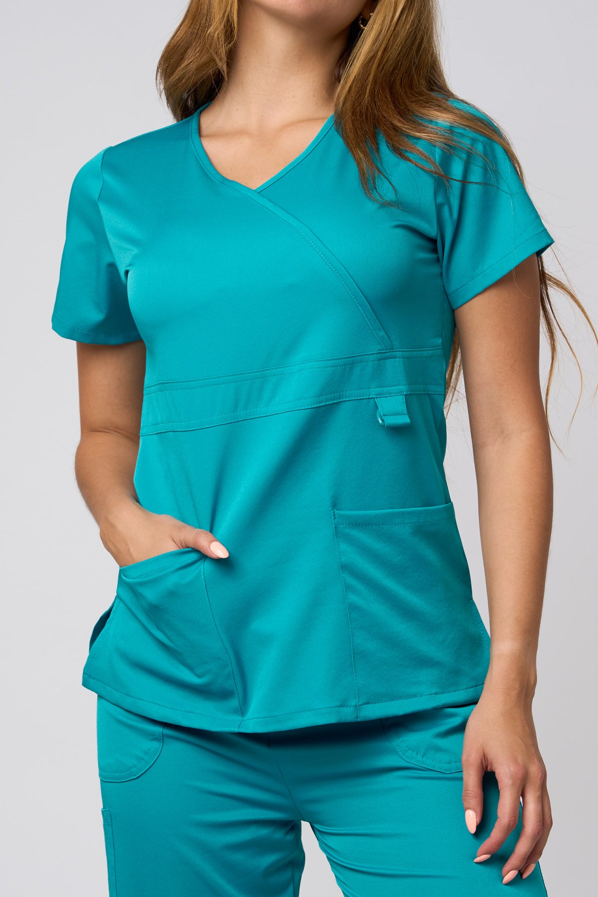 CUELLO MOCK CON ANILLO EN D, TEJIDO LISO ELÁSTICO EN 4 DIRECCIONES, COLOR VERDE AZULADO