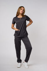 CONJUNTO DE UNIFORME MÉDICO DE CUELLO CON ABERTURA EN FORMA DE OJAL CON ELASTICIDAD EN 4 DIRECCIONES COLOR GRIS PLOMO