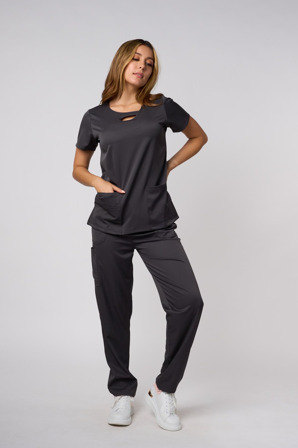 CONJUNTO DE UNIFORME MÉDICO DE CUELLO CON ABERTURA EN FORMA DE OJAL CON ELASTICIDAD EN 4 DIRECCIONES COLOR GRIS PLOMO