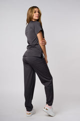 CONJUNTO DE UNIFORME MÉDICO DE CUELLO CON ABERTURA EN FORMA DE OJAL CON ELASTICIDAD EN 4 DIRECCIONES COLOR GRIS PLOMO
