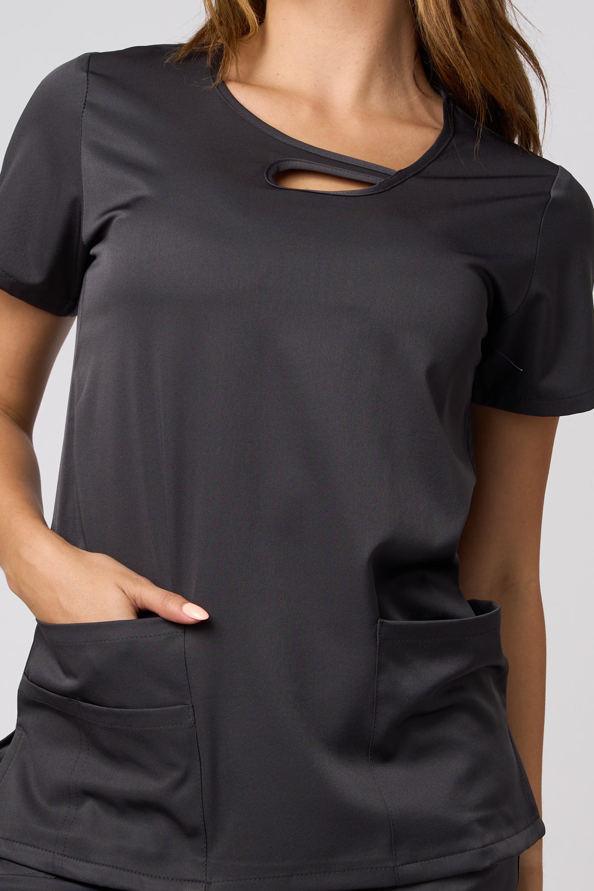 CONJUNTO DE UNIFORME MÉDICO DE CUELLO CON ABERTURA EN FORMA DE OJAL CON ELASTICIDAD EN 4 DIRECCIONES COLOR GRIS PLOMO