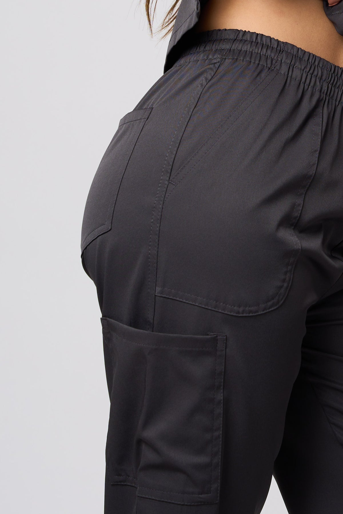 CONJUNTO DE UNIFORME MÉDICO DE CUELLO CON ABERTURA EN FORMA DE OJAL CON ELASTICIDAD EN 4 DIRECCIONES COLOR GRIS PLOMO