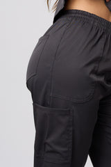CONJUNTO DE UNIFORME MÉDICO DE CUELLO CON ABERTURA EN FORMA DE OJAL CON ELASTICIDAD EN 4 DIRECCIONES COLOR GRIS PLOMO