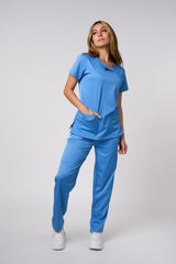 CONJUNTO DE UNIFORME MÉDICO AZUL CELESTE CON CUELLO DE OJAL Y ESTIRAMIENTO EN CUATRO DIRECCIONES