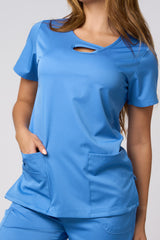 CONJUNTO DE UNIFORME MÉDICO AZUL CELESTE CON CUELLO DE OJAL Y ESTIRAMIENTO EN CUATRO DIRECCIONES