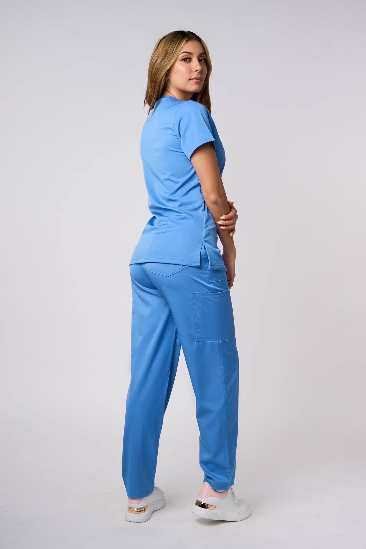 CONJUNTO DE UNIFORME MÉDICO AZUL CELESTE CON CUELLO DE OJAL Y ESTIRAMIENTO EN CUATRO DIRECCIONES