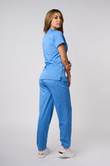 CONJUNTO DE UNIFORME MÉDICO AZUL CELESTE CON CUELLO DE OJAL Y ESTIRAMIENTO EN CUATRO DIRECCIONES