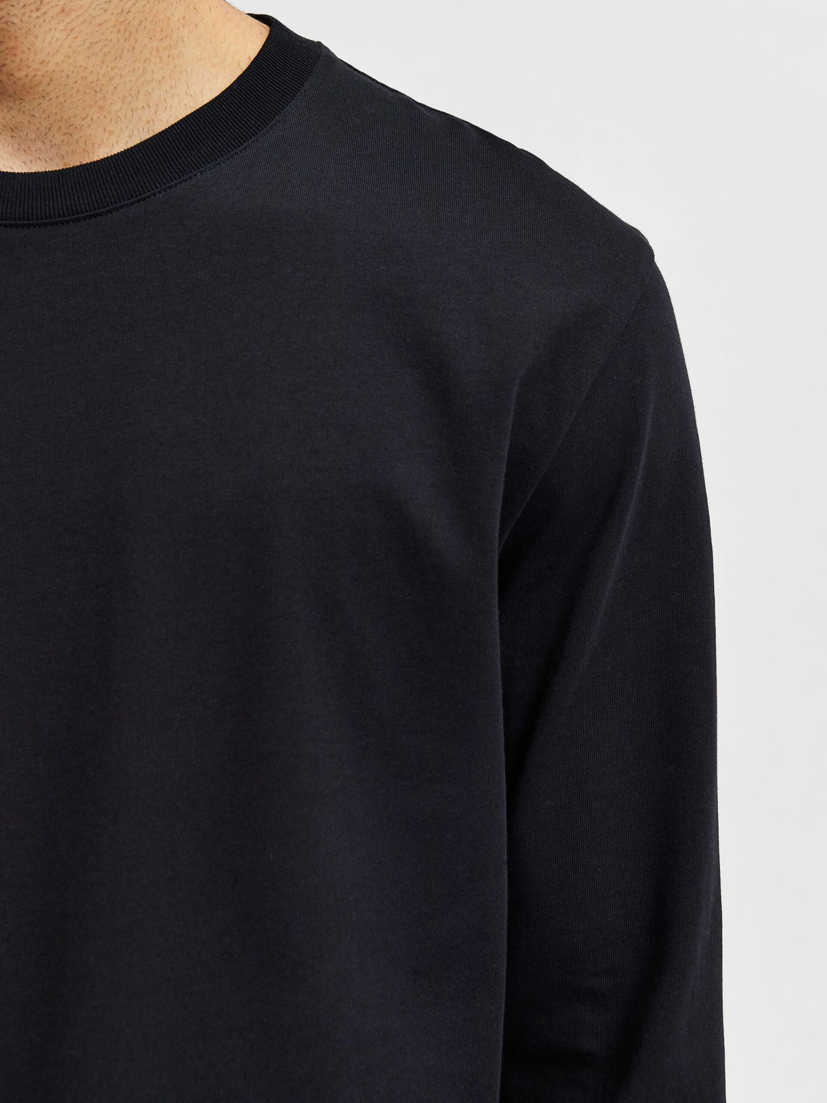 Camiseta negra de manga larga con cuello redondo