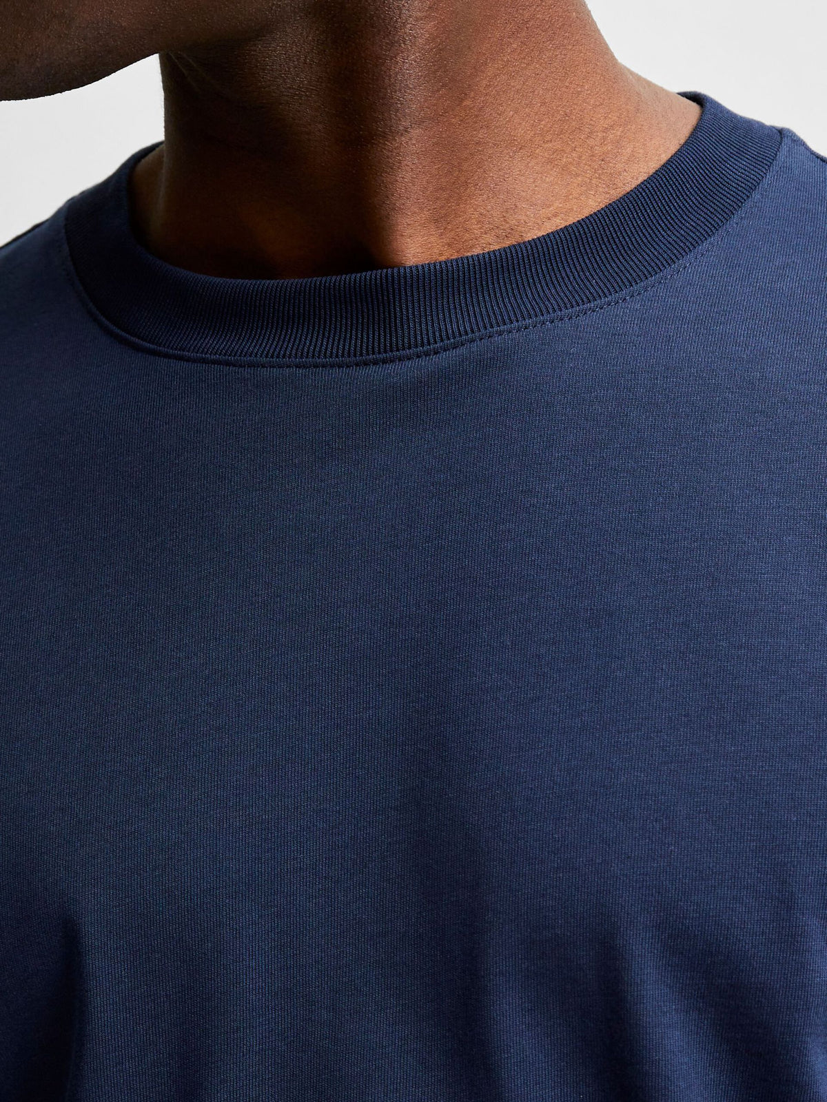 Camiseta de manga larga con cuello redondo azul marino