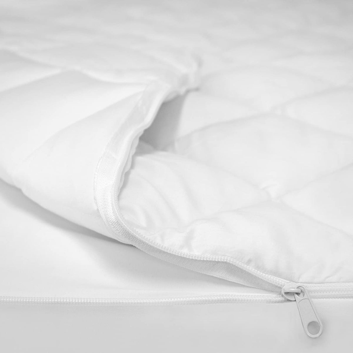 Protector de colchón limpio blanco disponible en 4 tamaños