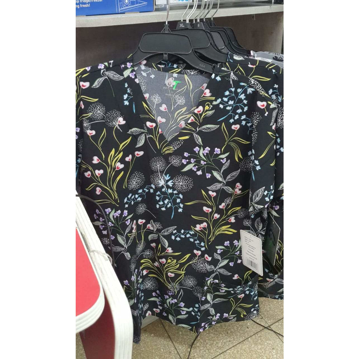SCRUB NEGRO CON ESTAMPADO DE FLORES