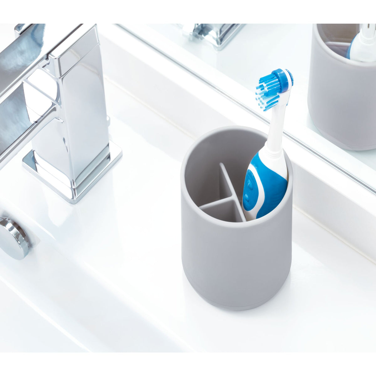 Soporte para cepillos de dientes 6" x 3.3" x 3.2" Gris