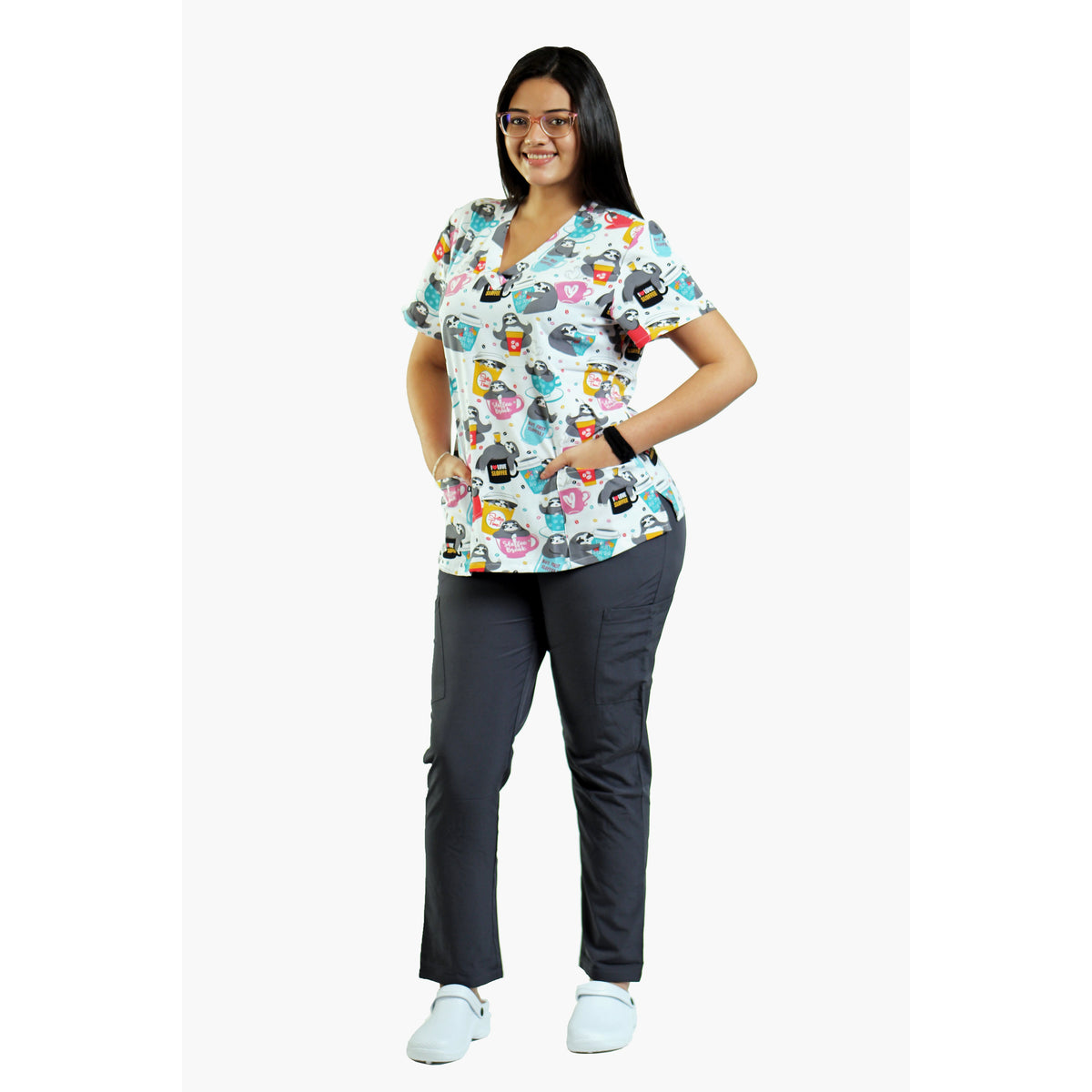 Camisa estampada blanca de oso perezoso en taza de café