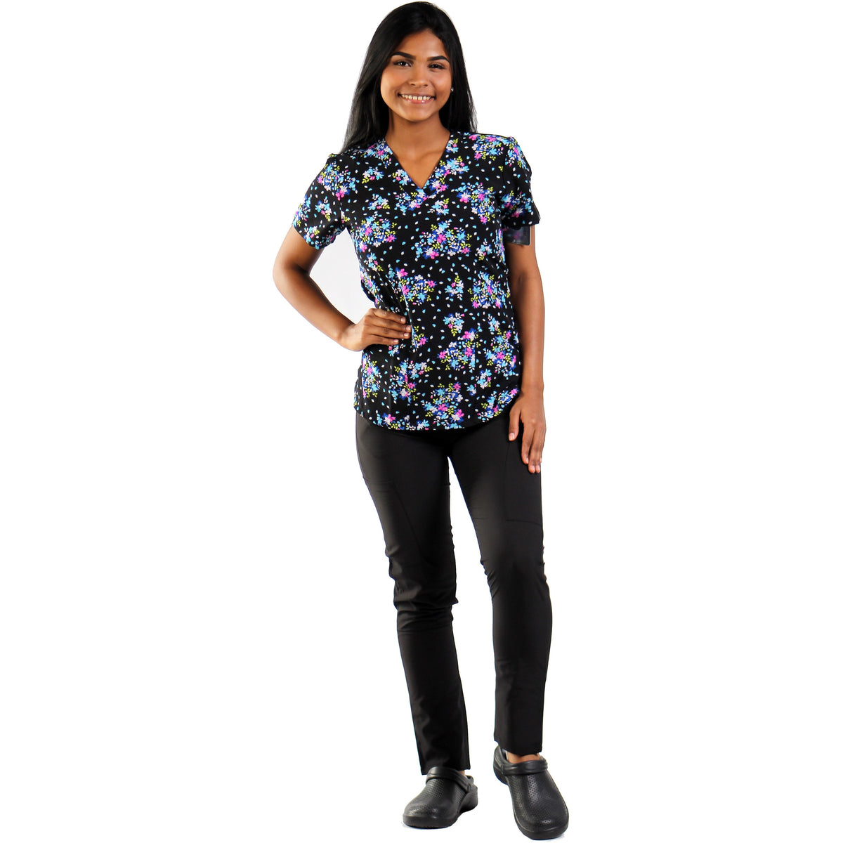 Camisa negra estampada con flores azules y rosas